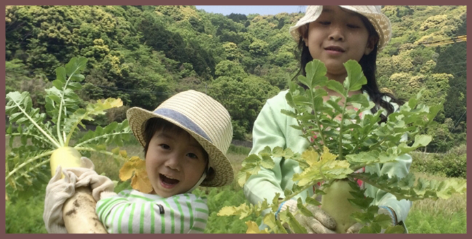 大根を抱える小さな男の子と女の子